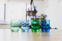 色鮮やかな江戸硝子のグラスに切子を施す、世界にひとつの作品