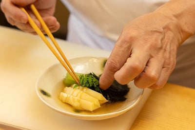 目黒「すし独楽」板前の技を間近で学ぶ料理教室 −旬の一品料理と鮨ランチ付き−