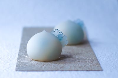 和菓子デザイナーと共に手がける上生菓子「玻璃色ういろう」−日本橋「EnCounter」にて−