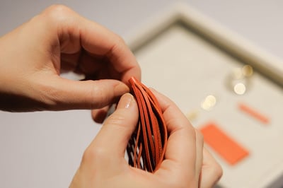 上質な革で仕立てる一点物のタッセルチャーム −神楽坂のアトリエ「Belpasso」にて−