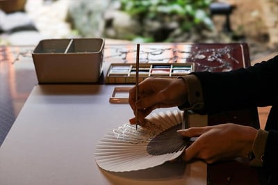京都「大西常商店」京扇子の老舗で伝統柄の絵付け体験 –京町家にてお茶のおもてなしとおみやげ付き−