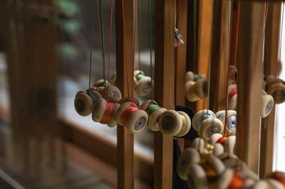 組紐処「道明」京都店で職人に教わる、伝統技法・笹浪組のブレスレット作り