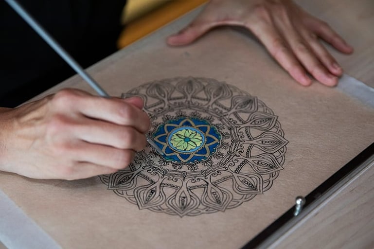 鎌倉「蔵と茶室 AWAI」曼荼羅の絵写経体験で祈りの色を重ねる −茶室体験付き−