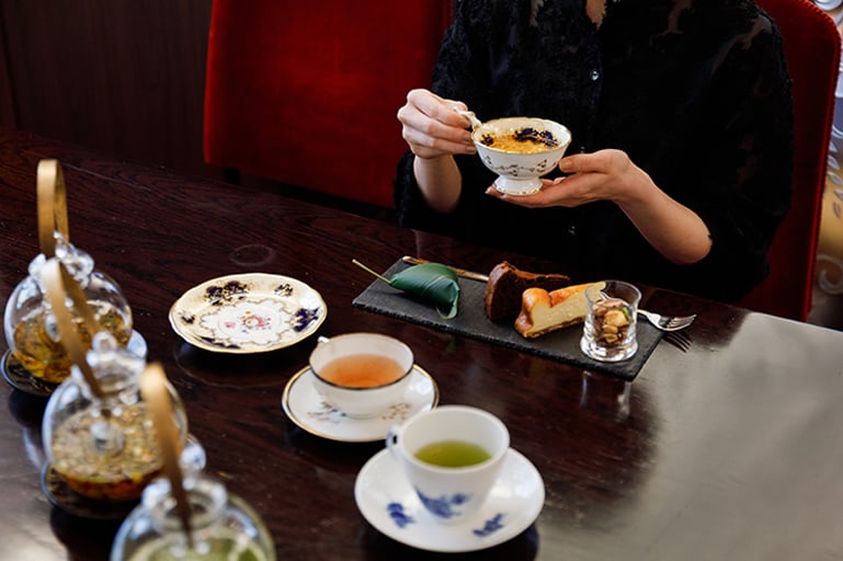 オーガニックハーブとお茶・コーヒーの出会いが奏でる新感覚のティータイム −乃木坂の喫茶館にて−