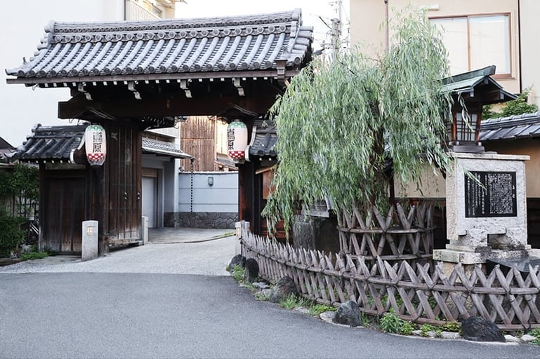 京都「乙文」日本三大遊郭・島原を若主人と共に巡る旧花街歴史さんぽ −四季折々の京ランチ付き−