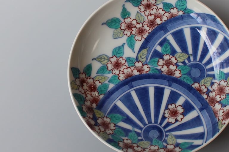 色絵磁器の最高峰「今右衛門」色鍋島の魅力を堪能する特別鑑賞講座 −貴重な器で味わうお茶菓子付き−