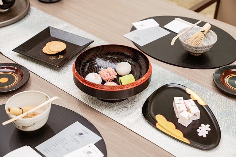 「芝パークホテル」椿の会に学ぶテーブルスタイル茶道 −リラックスしながら茶道の教養を身につける−