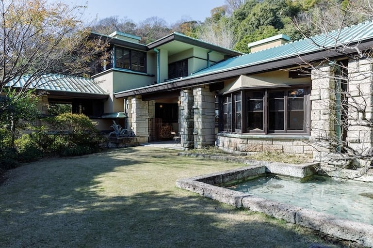 「葉山加地邸」フランク・ロイド・ライトの高弟・遠藤新が設計した名建築を解説付きで巡る館内ツアー