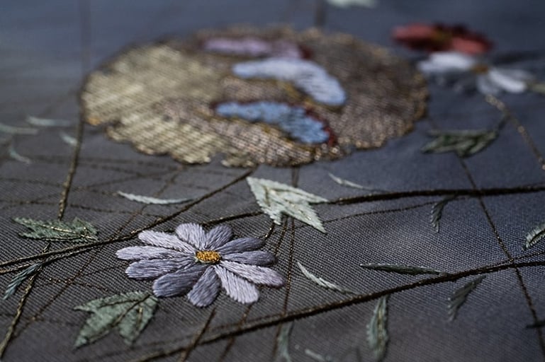 針と絹糸で描く絵画「京繍」の伝統工芸士・吉岡一郎氏に教わる日本刺繍 −京町家「玄想庵」にて−