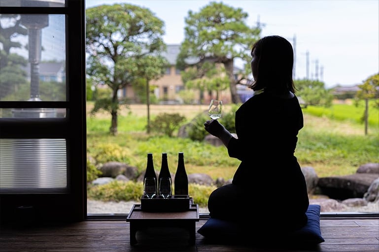 足柄「瀬戸酒造店」世界が注目する酒蔵を解説付きで見学 −日本酒飲み比べと七輪で焼いた発酵料理−