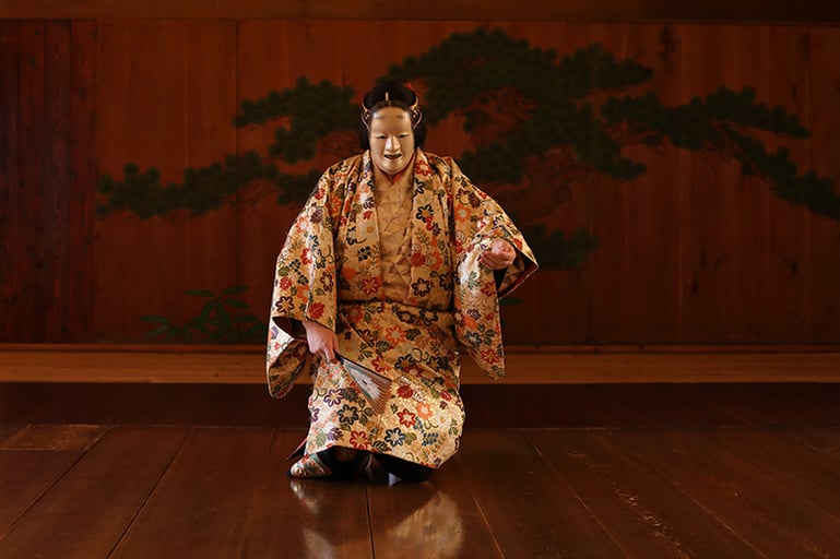 非公開能舞台で能楽師・櫻間右陣氏に学ぶ能の魅力 −飯田橋「富士見舞台」にて所蔵品と仕舞を鑑賞−