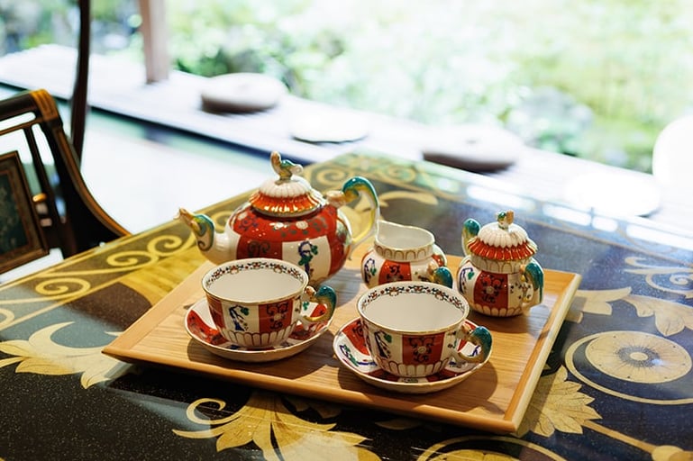 美術館のような邸宅の特別ツアーと王室御用達の器で愉しむティータイム −「AIC秋津洲京都」にて−