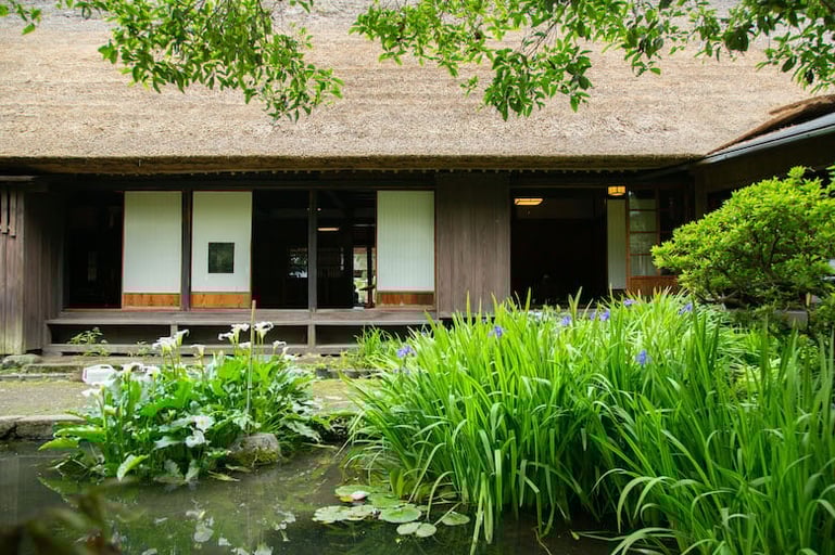 足柄「あしがり郷 瀬戸屋敷」築300年の古民家で自然を満喫 −釜戸の火入れ体験＆囲炉裏での食事−