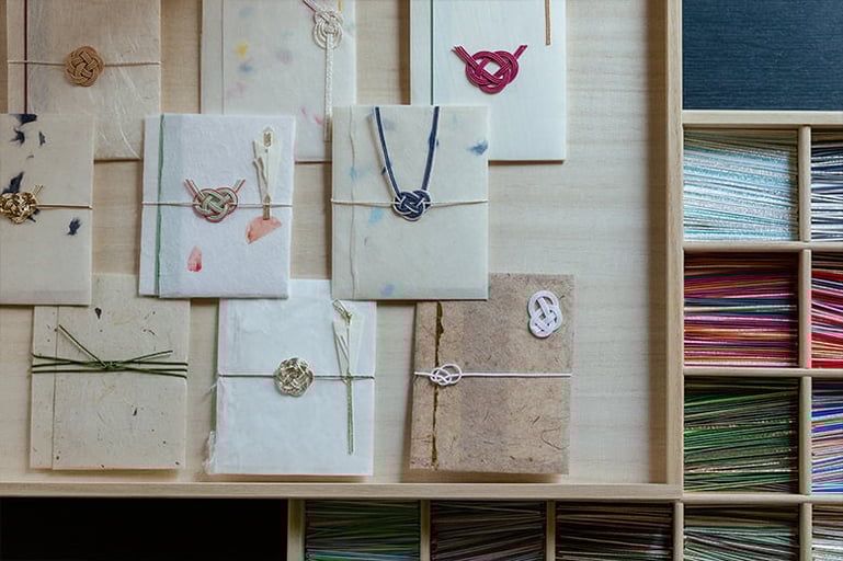 水引作家・田中杏奈氏に教わる季節の水引と手漉き和紙の包み −人気和菓子作家の和菓子付き−