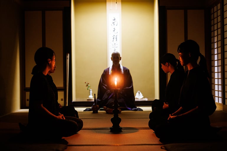 宇治「宝善院」静かな夜の寺院で組む坐禅と精進の薬膳料理で自らを慈しむ −干支守本尊の御朱印付き−