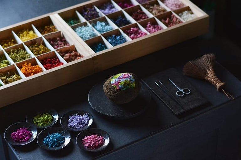 花と香りの世界に没頭する癒しのアート時間 −亀井紀彦氏のアトリエ「雨 北鎌倉」にて−