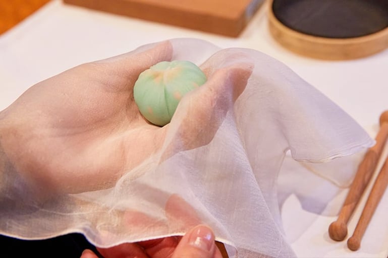 和菓子職人・永用昌也氏に学ぶ日本の伝統美を宿した上生菓子づくり −浅草「雷門旅館」にて−