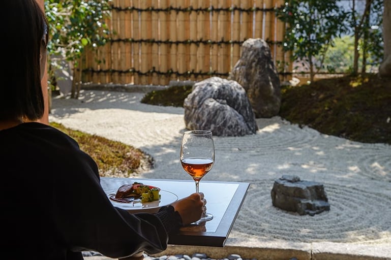 パティシエに学ぶ紅茶講座＆庭を望む特等席で愉しむハイティー −AIC秋津洲京都 清水別邸にて−