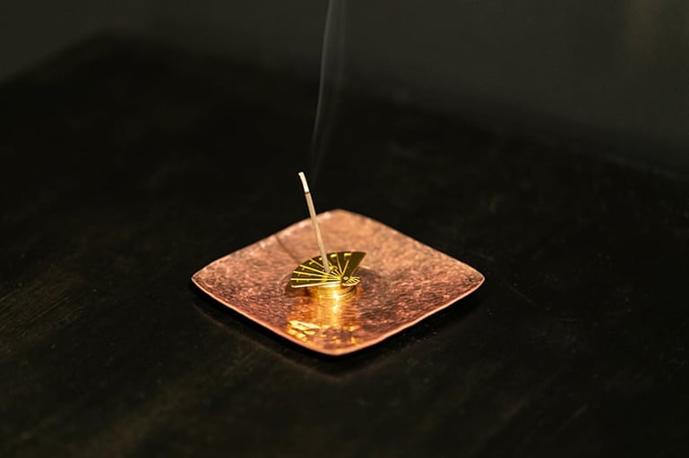 京都の老舗金物卸「河長」のギャラリーで職人と共に豆皿制作 −お香立てとして使えるかざり金具付き−