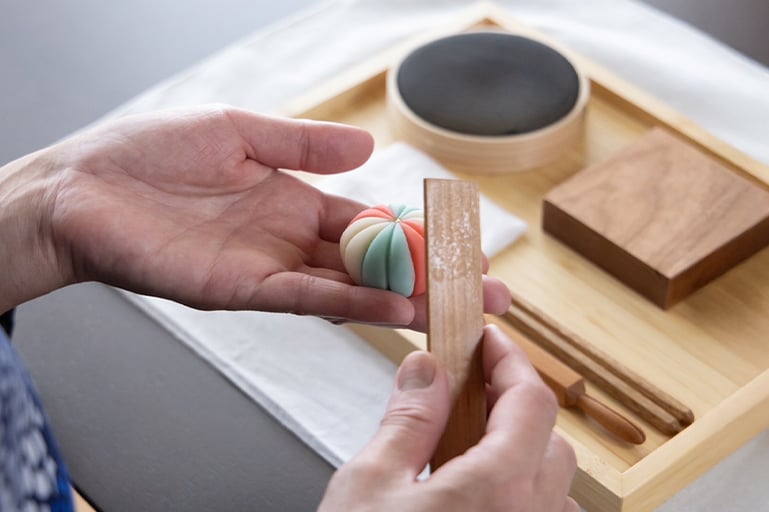 伝統技法を学び、自由な発想でデザインするアート和菓子づくり −日本橋「EnCounter」にて−