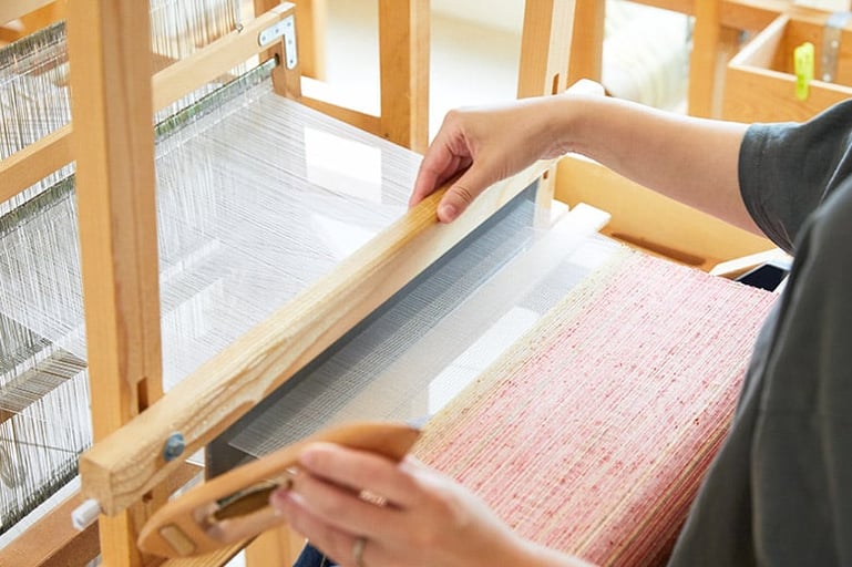 世田谷「アトリエシムラ」季節の植物で糸染めと機織り −染織家・志村ふくみさんの芸術世界を体験−