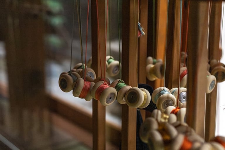 組紐処「道明」京都店で職人に教わる、伝統技法・笹浪組のブレスレット作り