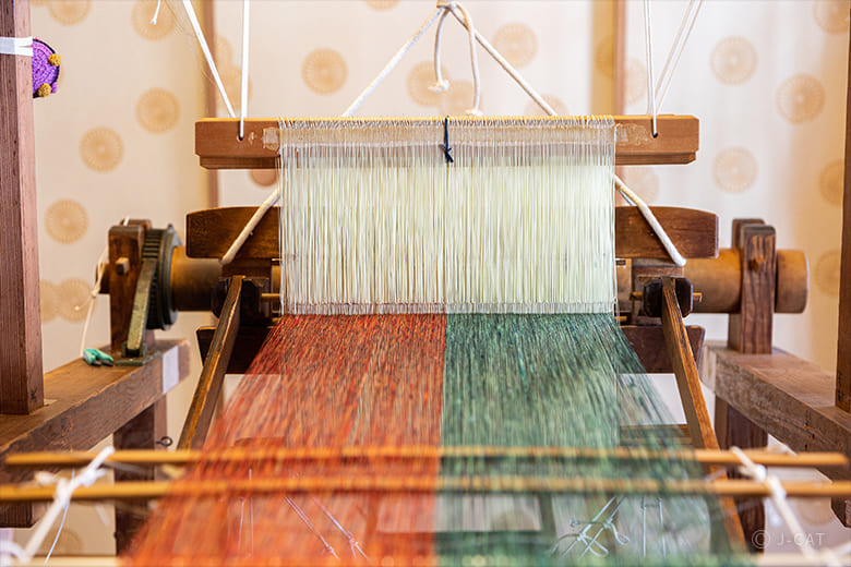 京都「桝屋高尾 金閣寺サロン」西陣織の糸と裂でファブリック