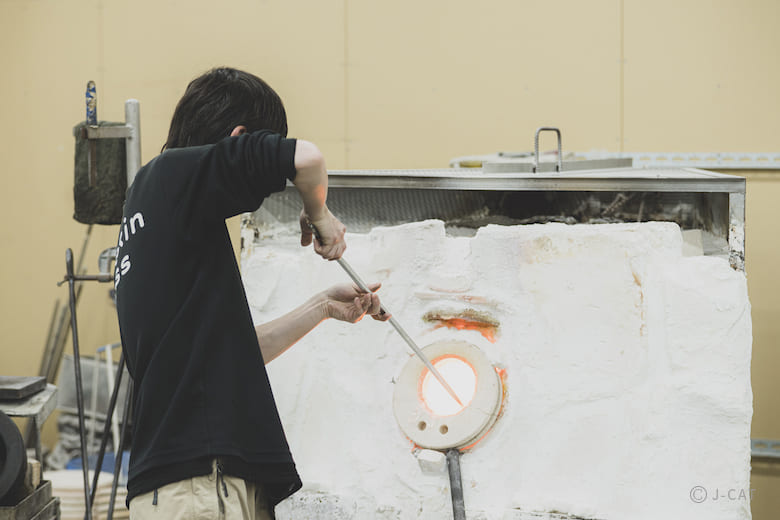 上質な江戸硝子の抹茶碗に切子を施し、ガラスの煌めきを堪能 −都内