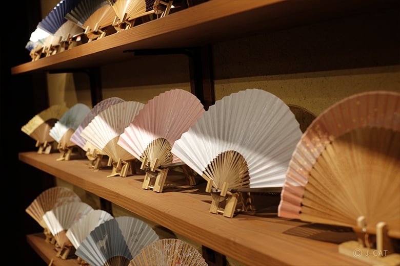 京都「大西常商店」京扇子の老舗で伝統柄の絵付け体験