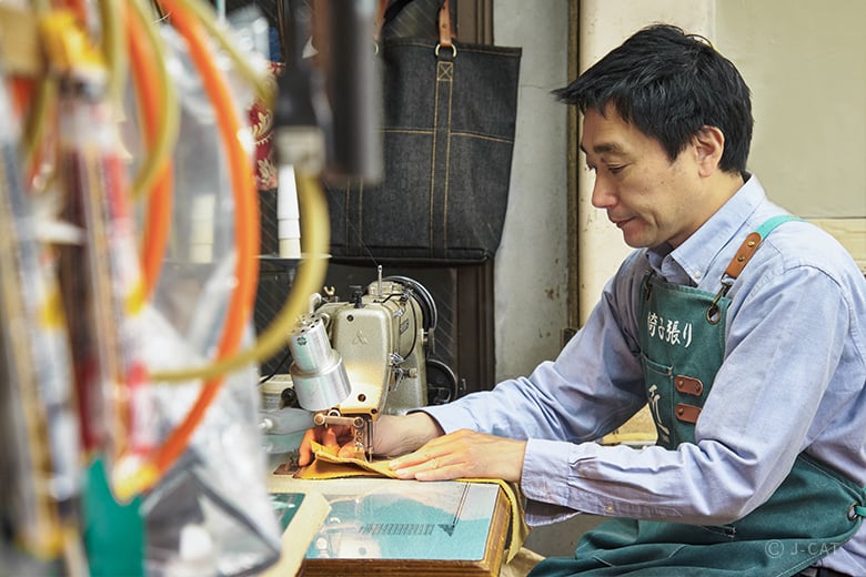 パイプチェア　ボタン締め　国産生地 椅子張りの名匠に学ぶオリジナル小物置きづくり 職人の伝統技を体験