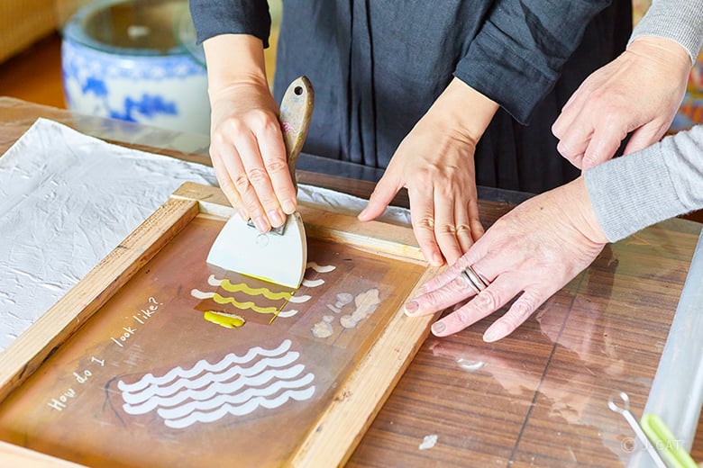 テキスタイルデザイナー・二宮とみ氏に学ぶシルクスクリーン −草木染