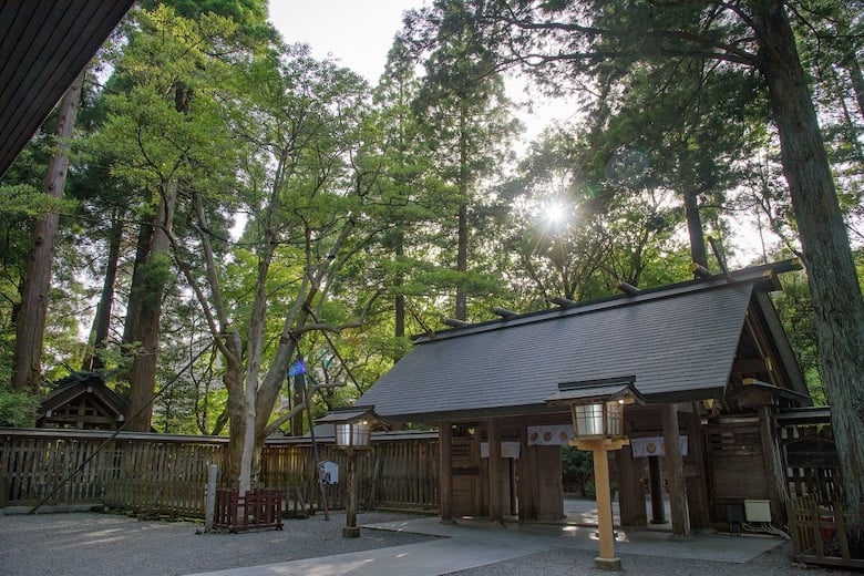 新品　ＤＶＤ　自然の中の神々9　高千穂神社　天岩戸神社◆◆宮崎県高千穂町●● 高千穂「天岩戸神社」神話の伝承地を正式参拝＆伝統的な神事「夜