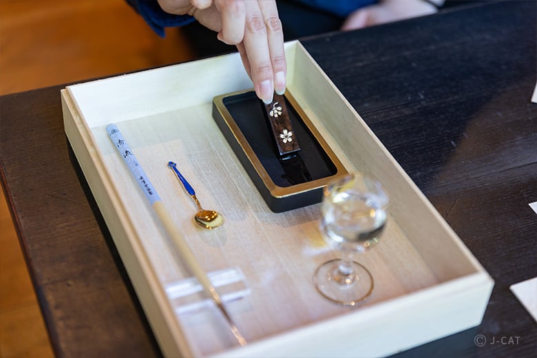 即中斎利写茶杓『夏山』嵯峨宝筐院竹似　小楠公六百年記念　菊唐草蒔絵　二重箱 京都・嵯峨野の名刹で和歌と美術品の世界に耽る −美術商による