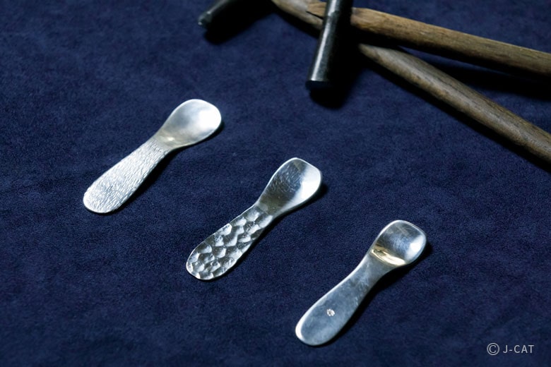 日伸貴金属」銀の匠に教わる純銀製スプーン作り 東京・入谷の工房にて