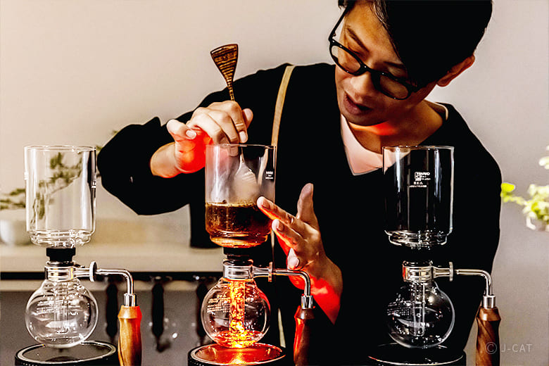 名古屋「彩盆の間」サイフォン専門店でコーヒーの香りと盆栽のある景色