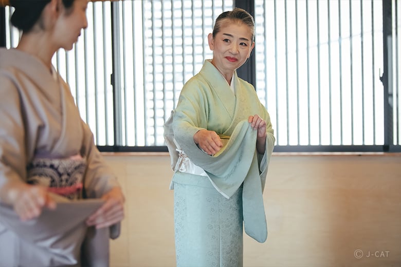 日本舞踊家・白鳥佑佳氏に着物美人の極意 飯田橋の能舞台にて