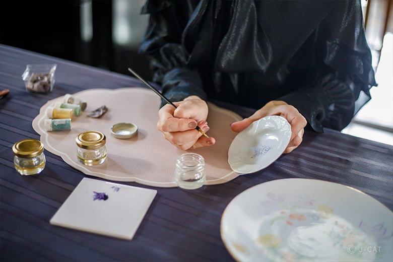 ポーセリンアート人気講師・佐藤敏衣氏に学ぶ磁器上絵付けと洋食