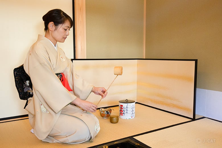老舗料亭の元女将に美しい茶道の所作を学ぶ 名古屋の茶室「和水香庵」にて