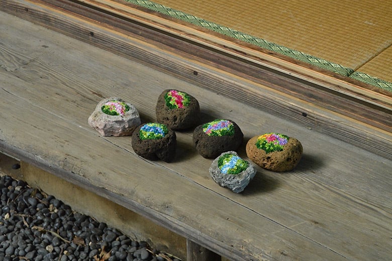 花と香りの世界に没頭する癒しのアート時間 −亀井紀彦氏の古民家