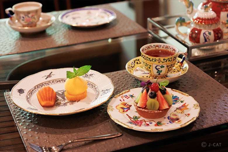 美術館のような邸宅の特別ツアーと王室御用達の器で愉しむティータイム