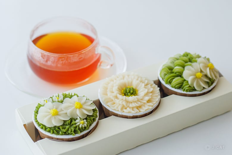 花を模した和菓子「あんこのお花」をつくる 大阪・梅田のアトリエにて