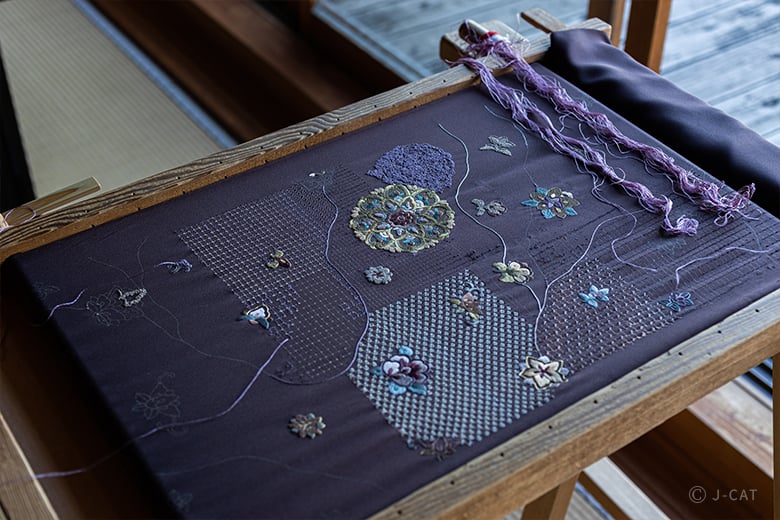 手刺繍　額　京都百景　(合戦ごっこ)を本に手刺繍の額にしました 手刺繍 額 京都百景 (合戦ごっこ)を本に手刺繍の額に