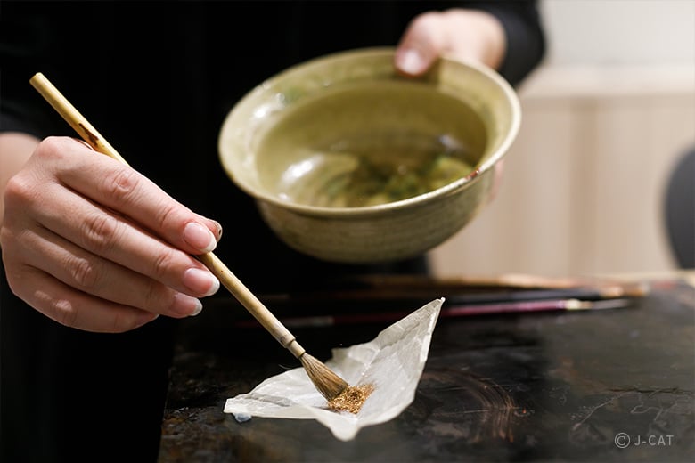 京都の漆工芸工房「表望堂」で蒔絵師に学ぶ金継ぎ体験