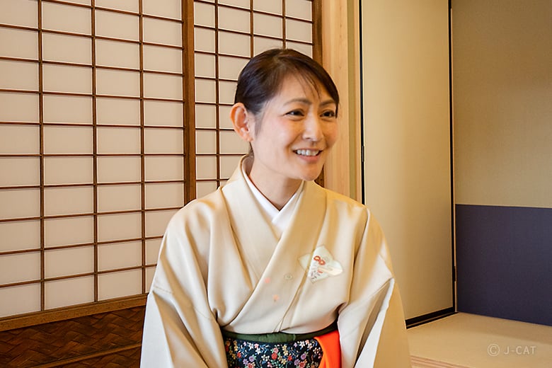 老舗料亭の元女将に美しい茶道の所作を学ぶ 名古屋の茶室「和水香庵」にて