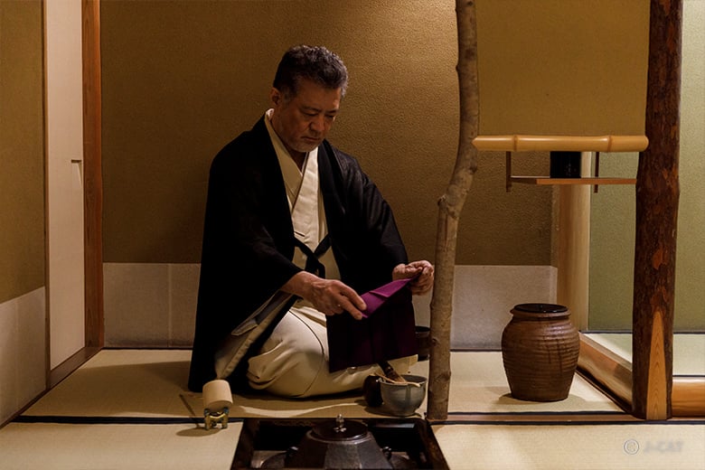 武者小路千家流正教授・有吉守聖氏に教わる本格茶道教室 日本橋の茶室にて