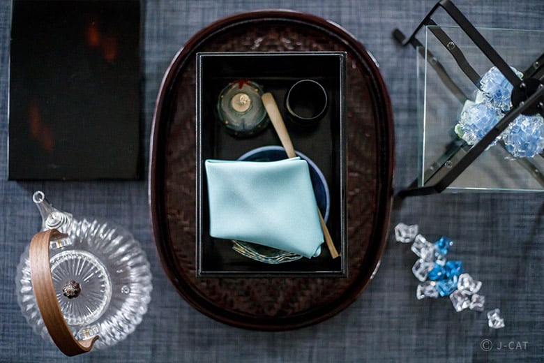 テーブル茶道で季節の見立てを楽しむ「茶箱点前」 −芦屋の旧迎賓館に