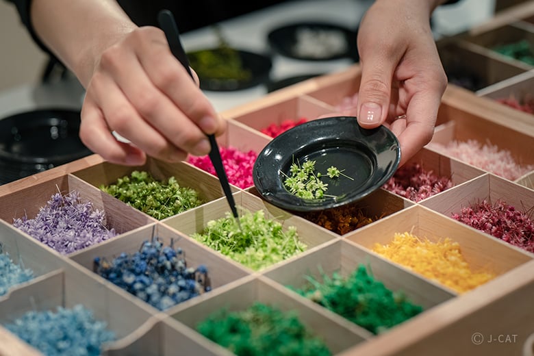 美術作家・亀井紀彦氏と共に作る花を使ったアートオブジェ −六本木・g