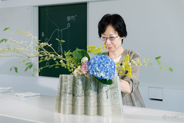 赤坂「草月会館」陶磁器作家に教わる陶芸体験＆作った花器でいけばな