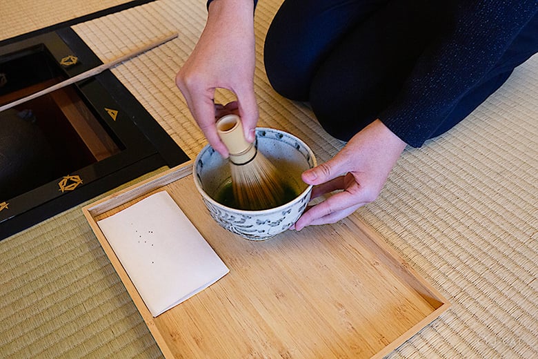 老舗料亭の元女将に美しい茶道の所作を学ぶ 名古屋の茶室「和水香庵」にて