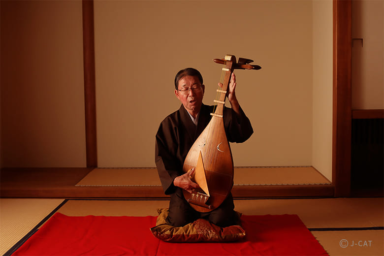 華道具　ゴールドメタル花器　前衛的　小原流　（その他流派）　展示会用　オブジェ 表参道「小原流会館」小原流いけばなのレッスン＆錦心流琵琶の演奏体験